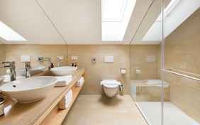 Das Badezimmer im Familienzimmer. 